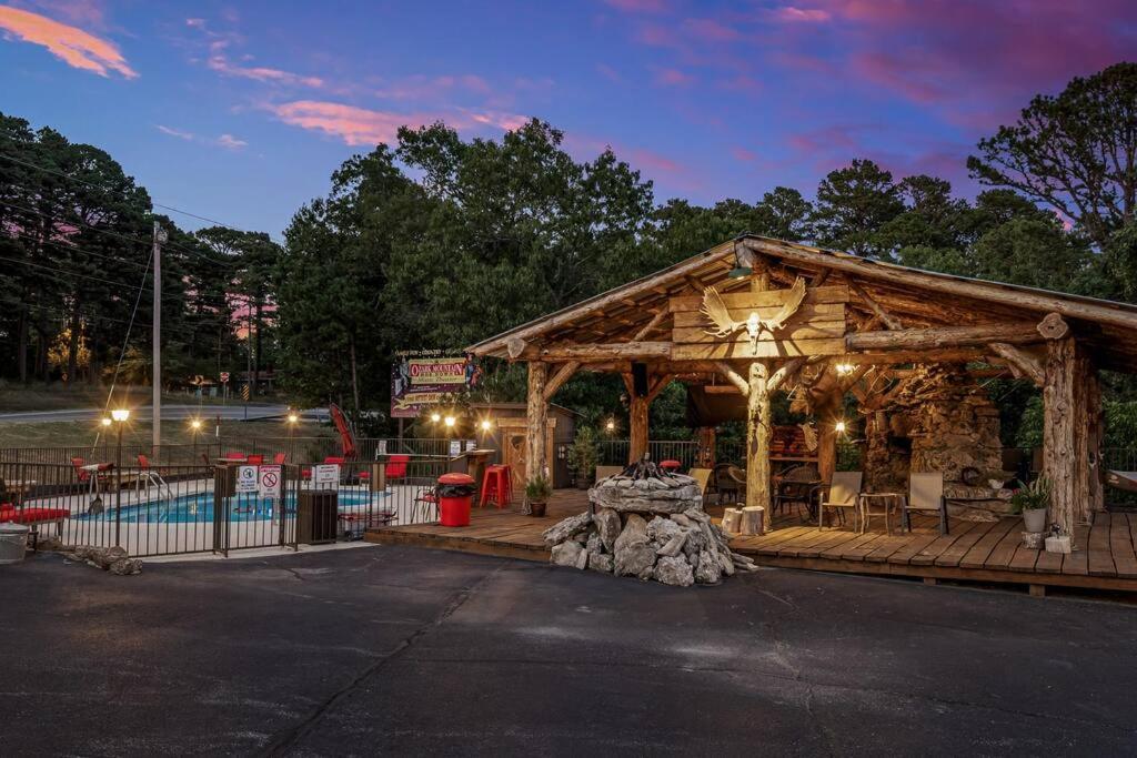 Stonegate Lodge King Bed Wifi 50 Roku Tv Salt Water Pool Room #104 Eureka Springs Esterno foto